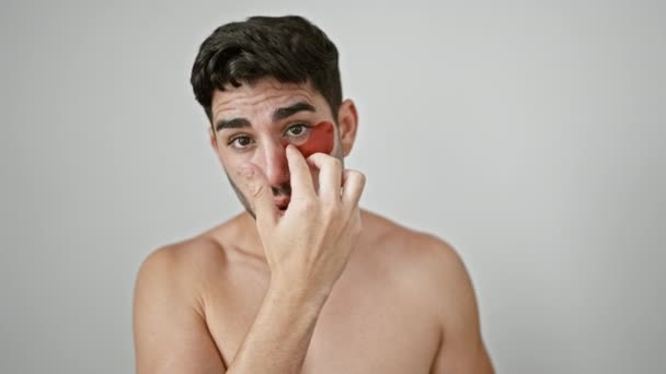 Junger Hispanischer Mann Steht Hemdlos Und Legt Sackartige Augenklappen Über — Stockvideo