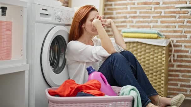 在洗衣房洗衣服的红头发年轻女人压力很大 — 图库视频影像