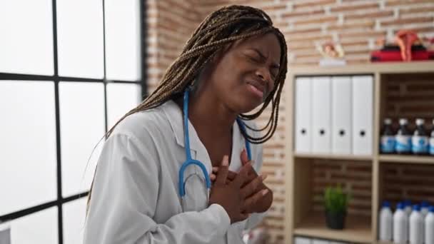 Africano Americano Médico Mulher Sofrendo Ataque Cardíaco Clínica — Vídeo de Stock