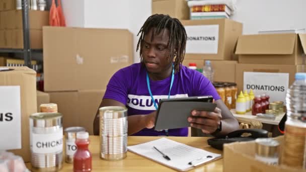 Африканский Американец Добровольно Использует Тачпад Работающий Благотворительном Центре — стоковое видео