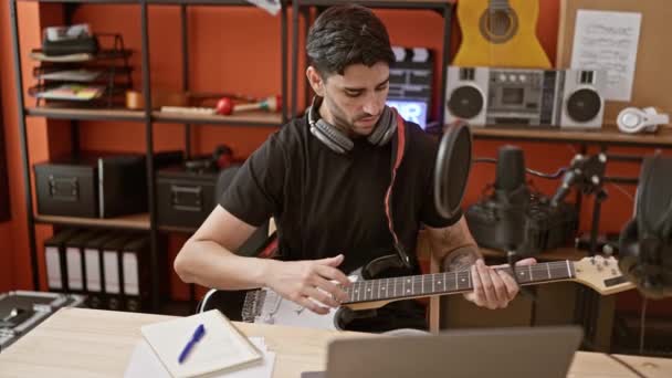 Νεαρός Ισπανός Μουσικός Παίζοντας Ηλεκτρική Κιθάρα Συνθέτοντας Τραγούδι Στο Στούντιο — Αρχείο Βίντεο