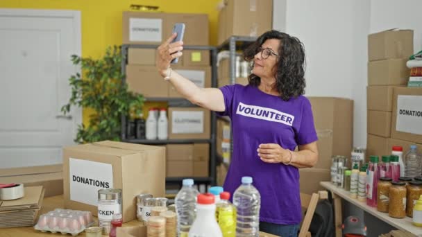 Μεσήλικας Ισπανίδα Εθελόντρια Κάνει Selfie Από Smartphone Χαμογελώντας Φιλανθρωπικό Κέντρο — Αρχείο Βίντεο