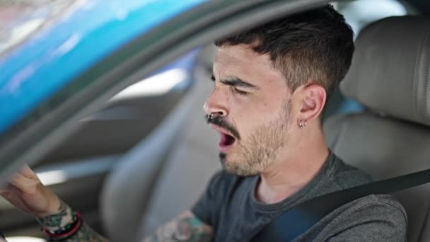 Joven Hispano Cansado Conduciendo Auto Bostezando Calle — Vídeos de Stock