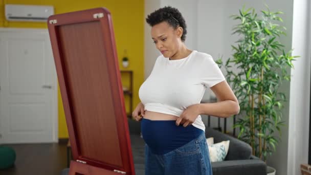 Mladá Těhotná Žena Usmívá Sebevědomě Vypadající Břicho Zrcadle Doma — Stock video