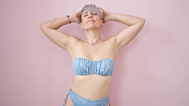 Jeune Femme Touriste Portant Bikini Détendu Avec Les Mains Sur — Video