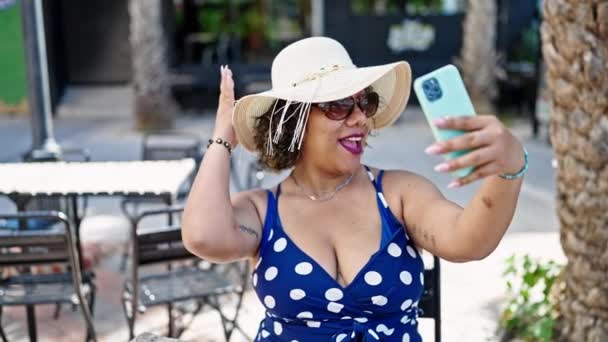 Young Beautiful Latin Woman Tourist Wearing Summer Hat Sunglasses Having — Stock Video