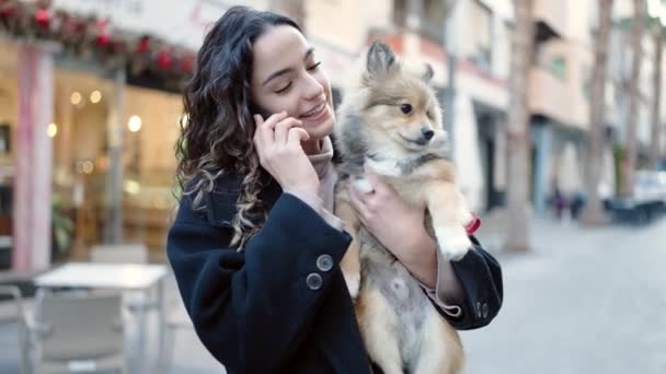 Junge Hispanische Frau Mit Hund Lächelt Selbstbewusst Und Spricht Auf — Stockvideo