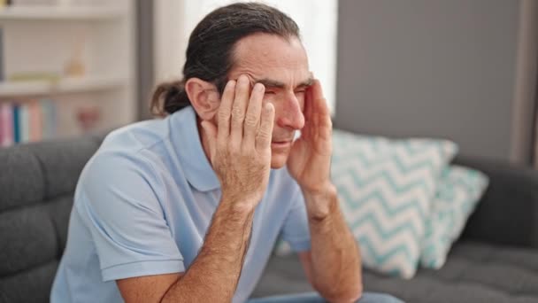 Middle Age Man Suffering Headache Sitting Sofa Home — стоковое видео