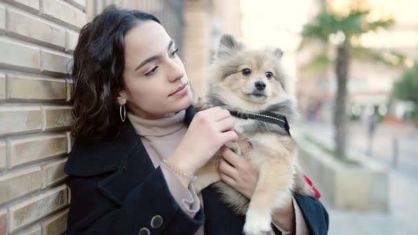 Νεαρή Ισπανόφωνη Γυναίκα Σκύλο Χαμογελά Αυτοπεποίθηση Στέκεται Στο Δρόμο — Αρχείο Βίντεο
