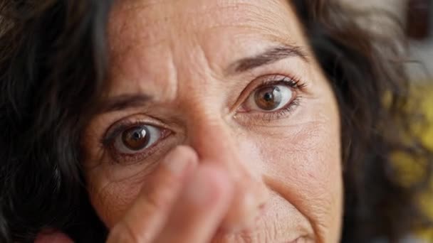Hispanische Frau Mittleren Alters Berührt Sackartige Augen Hause — Stockvideo