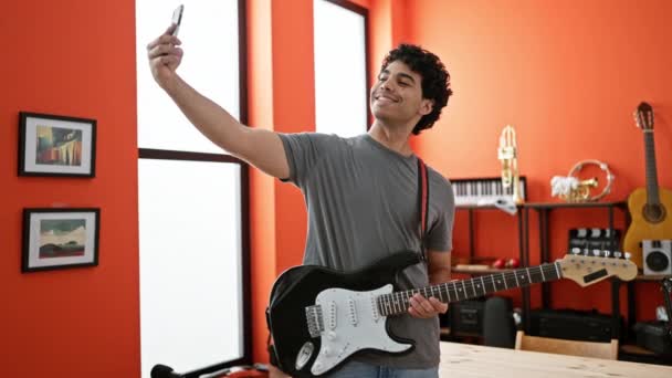 Giovane Musicista Latino Fare Selfie Smartphone Studio Musica — Video Stock