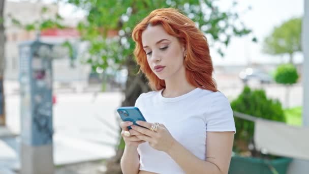 Mujer Pelirroja Joven Usando Teléfono Inteligente Sonriendo Parque — Vídeos de Stock