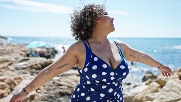 Mladý Krásný Latina Žena Turista Stojící Otevřenou Náručí Pláži — Stock video