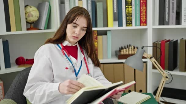 Doctora Hispana Joven Leyendo Libro Pensando Clínica — Vídeo de stock