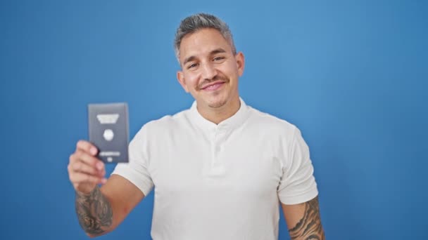 Mladý Hispánec Muž Usměvavý Sebevědomě Drží Deutschland Pas Přes Izolované — Stock video
