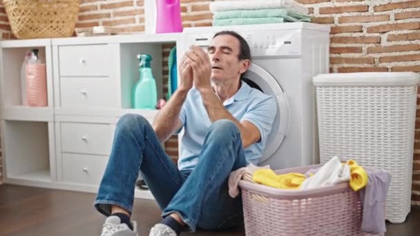 Middelbare Leeftijd Man Leunend Een Wasmachine Met Stress Wasruimte — Stockvideo