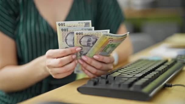 Genç Kızıl Saçlı Kadını Romanya Leu Banknotlarını Ofiste Sayıyor — Stok video
