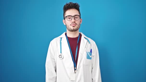Joven Médico Hispano Sonriendo Confiado Pie Con Los Brazos Cruzados — Vídeos de Stock