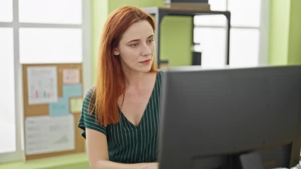 Молодая Рыжая Деловая Женщина Компьютером Жестом Победителя Офисе — стоковое видео