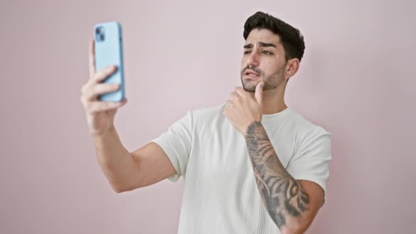 Νεαρός Ισπανόφωνος Άντρας Χαμογελά Σίγουρος Κάνοντας Selfie Από Smartphone Απομονωμένο — Αρχείο Βίντεο