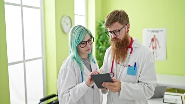 Άνδρες Και Γυναίκες Γιατροί Που Χρησιμοποιούν Touchpad Εργασίας Στην Κλινική — Αρχείο Βίντεο
