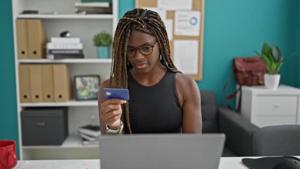 Mujer Afroamericana Trabajadora Negocios Compras Con Laptop Tarjeta Crédito Celebrando — Vídeos de Stock