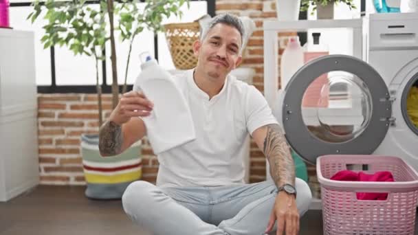 Hombre Hispano Joven Lavando Ropa Sosteniendo Botella Detergente Lavandería — Vídeo de stock