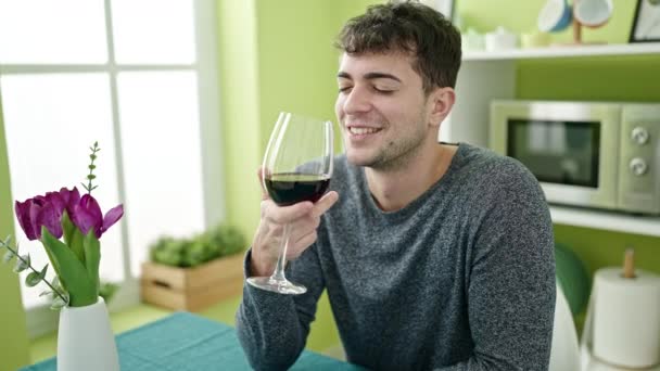 Giovane Uomo Ispanico Bere Bicchiere Vino Seduto Sul Tavolo Pranzo — Video Stock