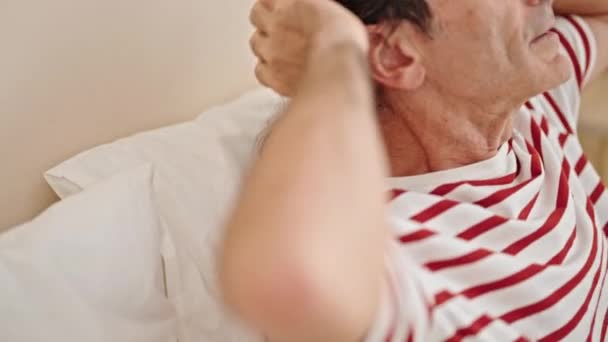 Mężczyzna Średnim Wieku Zrelaksowany Łóżku Rękami Głowie Sypialni — Wideo stockowe