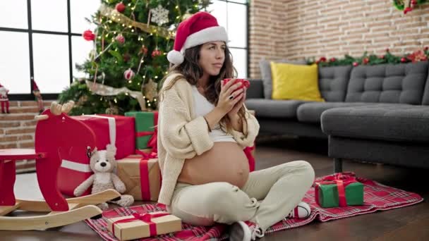 自宅でクリスマスを祝うコーヒーを飲む若い妊婦 — ストック動画