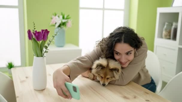 Молода Іспаномовна Жінка Собакою Сидячи Столі Робить Селфі Допомогою Смартфона — стокове відео