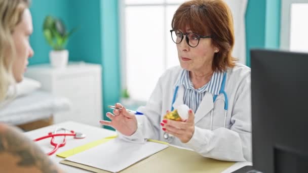 Femme Âge Moyen Médecin Patient Prescrivant Des Pilules Écrivant Sur — Video