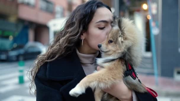 Mujer Hispana Joven Con Perro Sonriendo Confiado Pie Calle — Vídeos de Stock