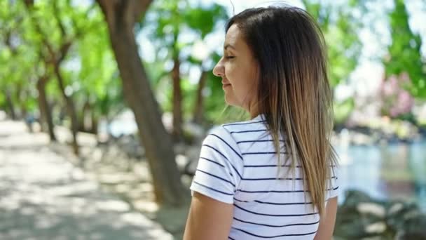 Близькосхідна Жінка Посміхається Впевнено Парку — стокове відео