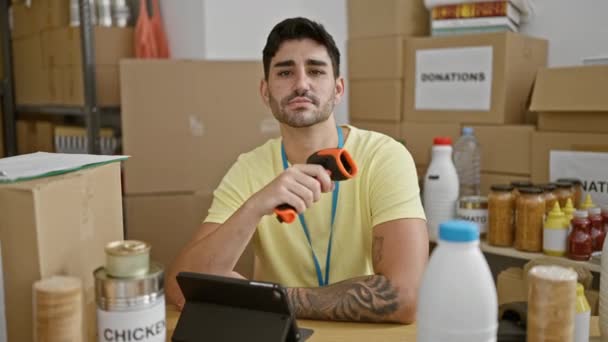 Jonge Spaanse Man Vrijwilliger Glimlachend Vol Vertrouwen Barcode Lezer Het — Stockvideo