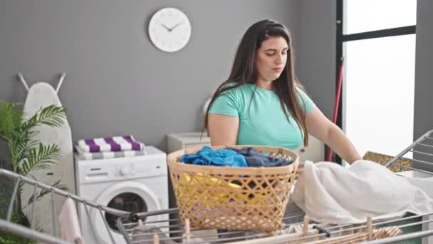 Dreiköpfige Familie Hängt Kleider Wäscheleine Waschküche — Stockvideo