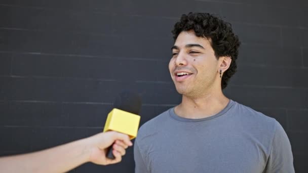 Ung Latinamerikansk Man Med Intervju Ler Över Isolerad Svart Bakgrund — Stockvideo