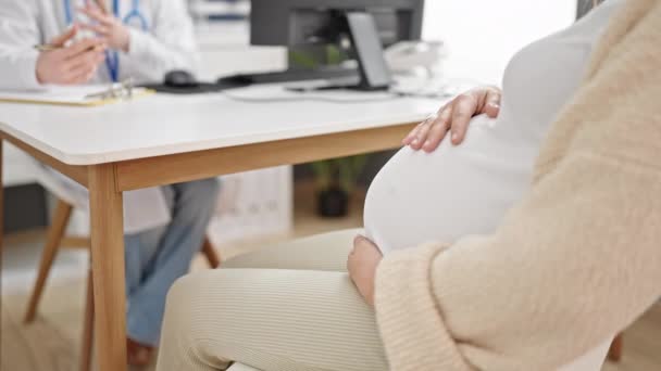 Молодая Беременная Женщина Гинеколог Пациент Проходит Медицинскую Консультацию Клинике — стоковое видео