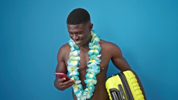 Afrykański Amerykanin Człowiek Turysta Stojący Bez Koszulki Pomocą Smartfona Odizolowanym — Wideo stockowe