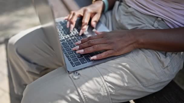 Africano Americano Mulher Digitando Laptop Sentado Banco Parque — Vídeo de Stock