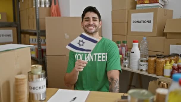 Junger Hispanischer Freiwilliger Lächelt Selbstbewusst Mit Israel Fahne Charity Center — Stockvideo
