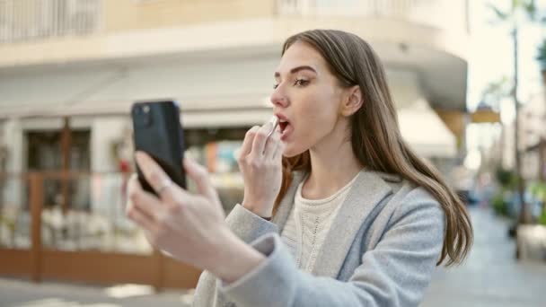 Młoda Latynoska Kobieta Używa Smartfona Jako Lustra Uzupełnić Usta Tarasie — Wideo stockowe