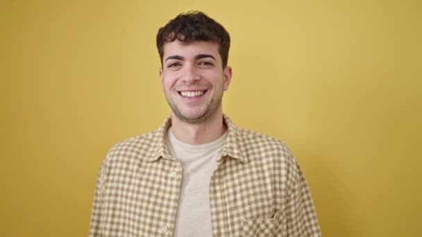 Junger Hispanischer Mann Lacht Viel Über Isolierten Gelben Hintergrund — Stockvideo