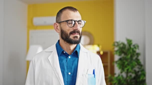 Junger Hispanischer Arzt Lächelt Selbstbewusst Mit Stethoskop Klinik — Stockvideo
