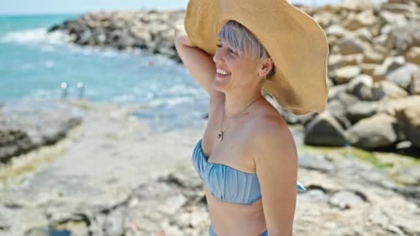 Junge Touristin Mit Bikini Und Sommerhut Lächelt Strand — Stockvideo