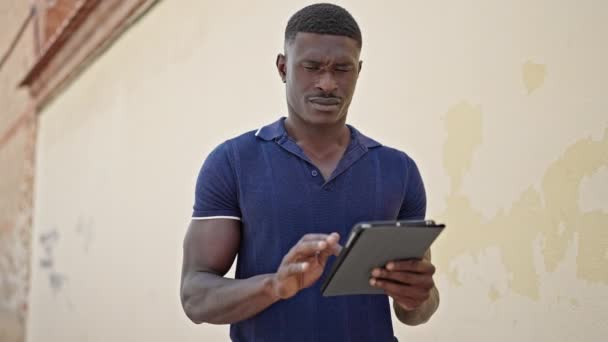 Afroamerikaner Benutzt Touchpad Auf Der Straße — Stockvideo
