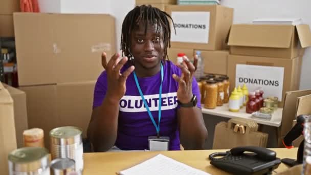 アフリカ系アメリカ人ボランティア 自信を持って笑顔でチャリティセンターでジェスチャーに来る — ストック動画
