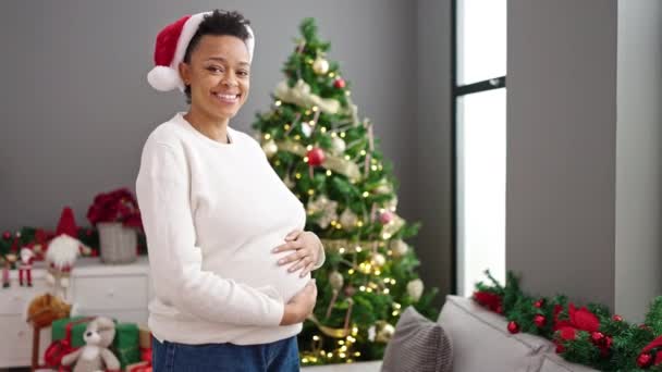 Молодая Беременная Женщина Трогает Живот Празднуя Рождество Дома — стоковое видео