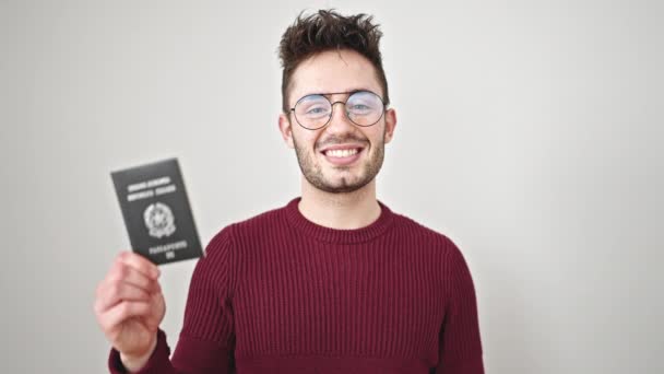 Ung Latinamerikansk Man Ler Säker Innehav Italiensk Pass Över Isolerad — Stockvideo
