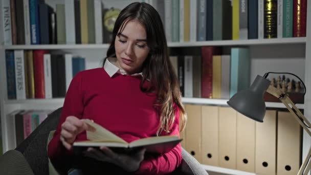 Jeune Étudiante Hispanique Lisant Livre Bibliothèque Universitaire — Video